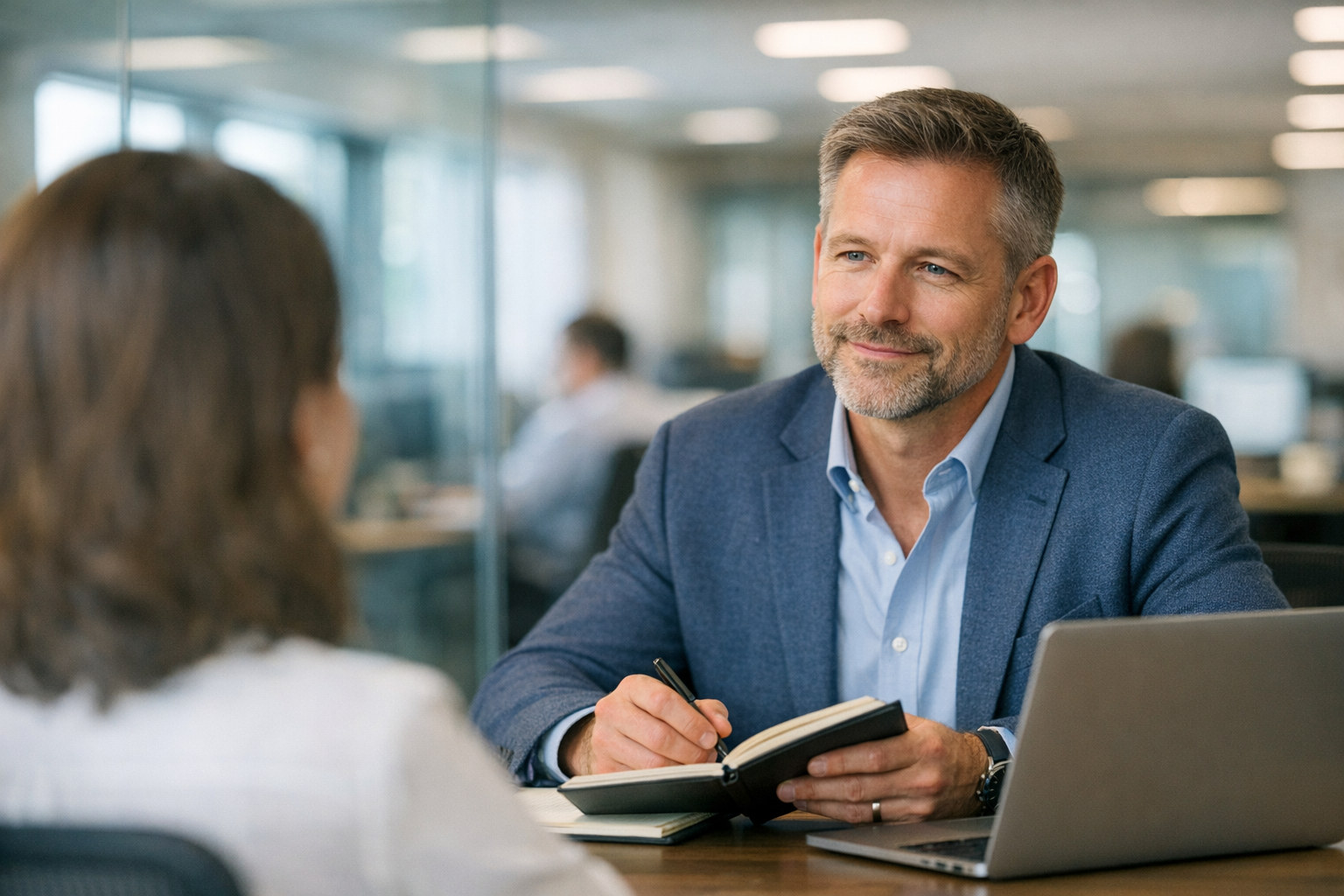 Hoe ontwikkel je authentiek leiderschap zonder je professionaliteit te verliezen op de werkvloer?